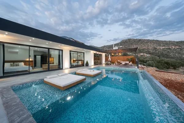 Kalkan Ulugöl’de Korunaklı Havuzlu 3+1 Villa - Pool